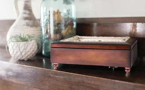 Miniatura 6 de Cottage Garden Amazing Friend Woodgrain Jewelry - Caja de música con texto en inglés "Play What Friends are for
