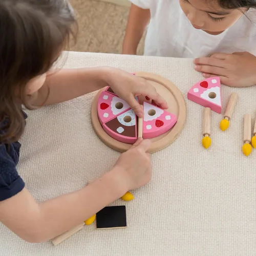 Miniatura 9 de PlanToys Juego de alimentos para fiesta de cumpleaños de dos caras (3488) Hecho de forma sostenible de madera de goma y pinturas y tintes no Juego