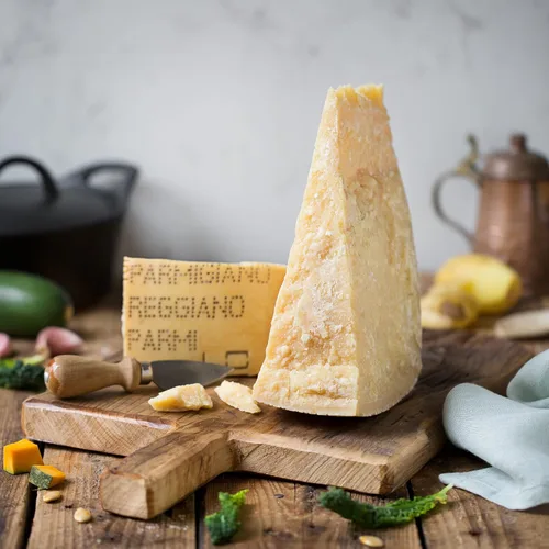 Miniatura 7 de Trío de degustación de Parmigiano Reggiano DOP de 18, 24, 36 meses 3x2.2 lb - 1 por envejecimiento - (3x1kg) - El único parmesano - EMILIA FOOD LOVE