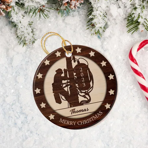 Miniatura 3 de Adorno de liniero de cerámica personalizado para Navidad 2025 – El favorito de Santa, primera Navidad como electricista, nombre personalizado
