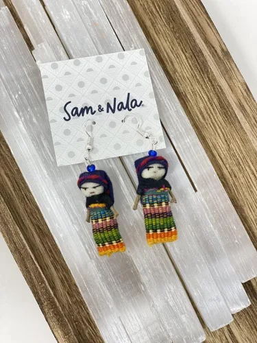 Aretes de muñeca preocupada por Sam & Nala, muñeca Worry Eater de Guatemala, completamente hechos a mano de tela guatemalteca, hipoalergénicos, 1.5