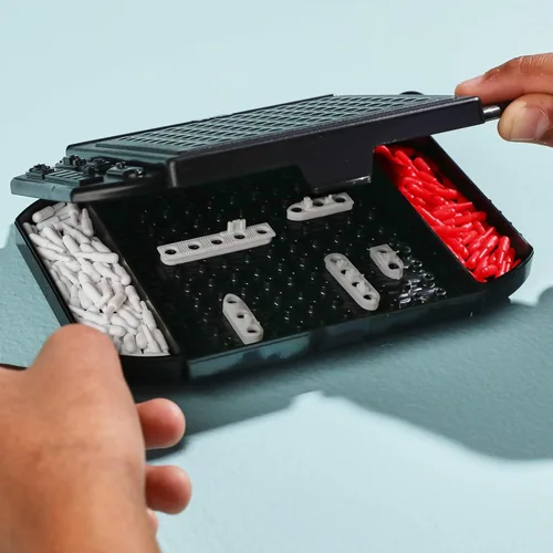 Miniatura 11 de Hasbro Grab and Go! Paquete (paquete de 4), juegos de mesa de viaje para niños, acorazado, Connect 4, ¿Adivina quién?, juegos de hipopótamos
