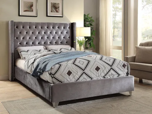 Miniatura 9 de Meridian Furniture – Cama con respaldo de terciopelo abotonado, Aiden-Q-Aiden, con recortes cromados con forma de cabezal de clavos y patas Gris
