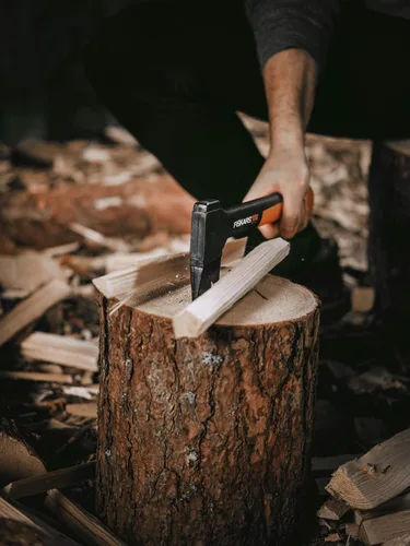 Miniatura 11 de Hacha de cortar Fiskars XS X7, incluye estuche de almacenamiento y transporte, longitud: 35.5 cm, revestimiento antiadherente, hoja de acero de alta