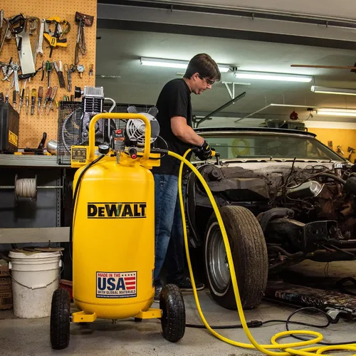 Miniatura 2 de DEWALT Compresor de aire vertical de 25 galones, portátil, lubricación con aceite, transmisión por correa, 200 PSI máx., compresor de aire portátil