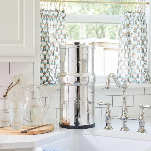 Big Berkey - Sistema de filtro de agua de acero inoxidable alimentado por gravedad de 2.25 galones con 2 auténticos filtros Black Berkey Elements