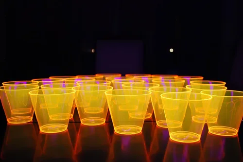 Miniatura 11 de DIRECTGLOW LLC Copas de fiesta de 25 quilates reactivas a la luz negra de 9 onzas con 5 globos de luz negra (multicolor)