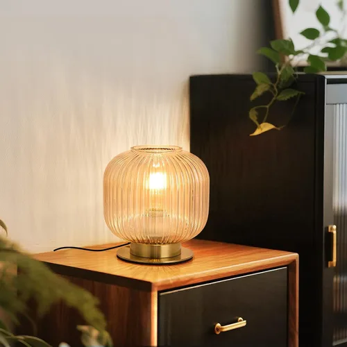 Miniatura 6 de NKU Lámpara de mesa moderna de mediados de siglo con pantalla de vidrio acanalado ámbar y acabado dorado, luz regulable para mesita de noche