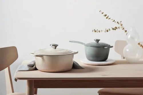 Miniatura 6 de Le Creuset - Cacerola esmaltada con firma de hierro fundido, 1.75 cuartos de galón, Sal marina Sea Salt