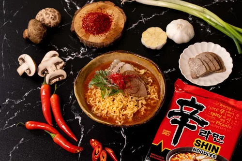 Miniatura 12 de Nongshim Ramen Noodles, Ramen instantáneo gourmet, sopa de fideos microondable premium, Shin picante, paquete familiar, 4.23 onzas (paquete de 16)