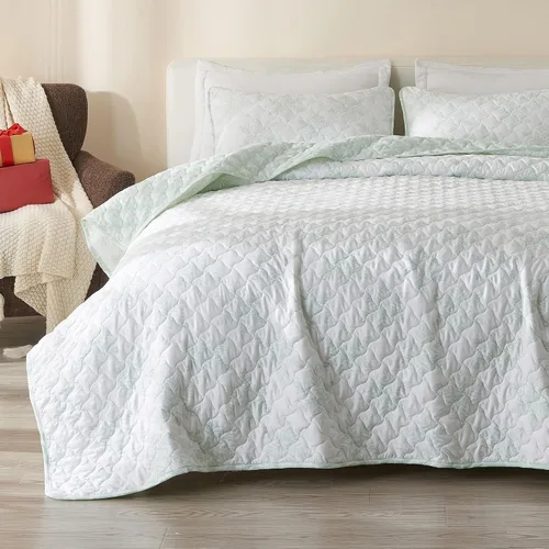 Miniatura 7 de Great Bay Home Juego de edredón navideño de 3 piezas con fundas de almohada. Colcha cubrecama reversible con patrón navideño. Colección Holly Ciervo