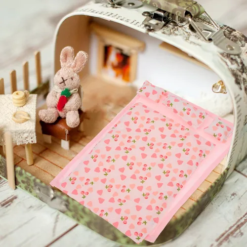 Miniatura 3 de Juego de ropa de cama de casa de muñecas rosa a escala 1:12, edredón de tela suave, sábana y 3 almohadas para escenas realistas de dormitorio