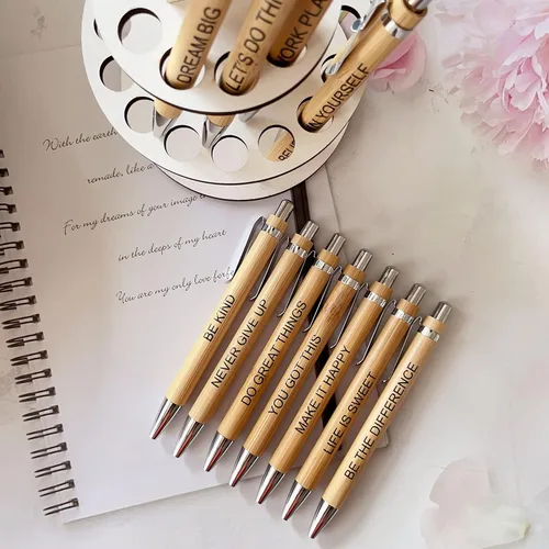 Miniatura 4 de Jxueych Paquete de 12 bolígrafos de bambú con citas inspiradoras motivacionales, bolígrafos retráctiles con tinta negra, 0.039 in, suministros