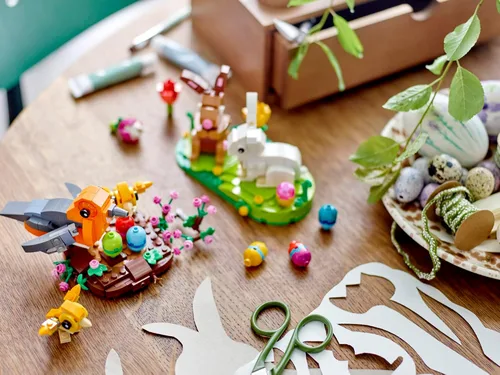 Miniatura 5 de LEGO Easter Rabbits Display 40523 - Juego de juguetes de construcción, incluye coloridos huevos de Pascua y tulipanes, decoraciones de Pascua