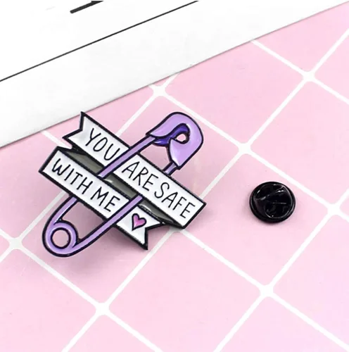 Miniatura 4 de Flairs New York - Broche de solapa esmaltado hecho a mano, Estás a salvo conmigo