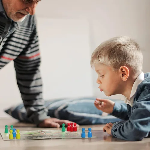Miniatura 8 de Toddmomy Juego de piezas de ajedrez de madera con 2 dados pequeños de 0.98 pulgadas con forma humana, accesorios para juegos de mesa familiares