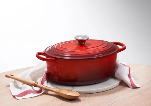 Miniatura 6 de Le Creuset Horno holandés ovalado de hierro fundido esmaltado, 2.75 cuartos de galón, Cereza Cerise