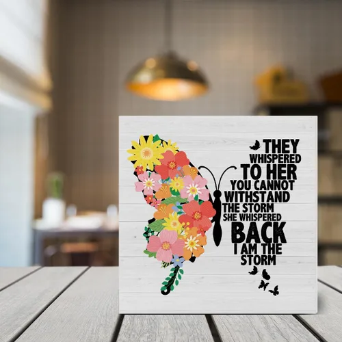 Miniatura 7 de Dumyum Cartel de madera con cita inspiradora para mujeres "Soy la tormenta" con mariposa floral, cartel decorativo para escritorio, estante de mesa