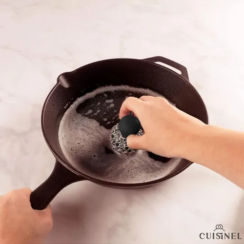 Miniatura 6 de Cuisinel Estropajo de cadena de hierro fundido + raspador de sartenes - Diseño ergonómico de acero inoxidable/silicona para ollas y sartenes - Fácil