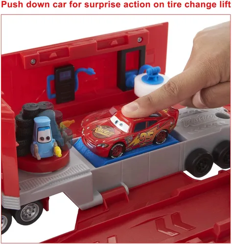 Miniatura 11 de Mattel Disney and Pixar Cars Transforming Mack Playset, camión de juguete 2 en 1 y estación de afinación con lanzador, elevador y más, gráficos