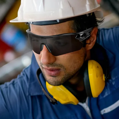 Miniatura 7 de OXG Juego de 3 gafas de seguridad para trabajo para hombres y mujeres, ANSI Z87.1 gafas protectoras resistentes a arañazos e impactos para industria