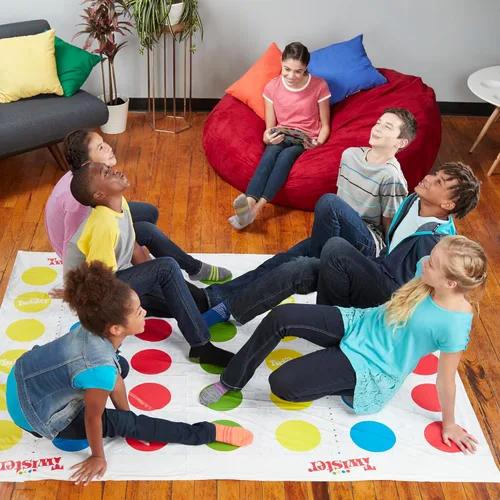 Miniatura 8 de Hasbro Gaming Twister Ultimate: Tapete más grande, más puntos de colores, juego familiar de fiesta para niños de 6+ años; compatible con Alexa