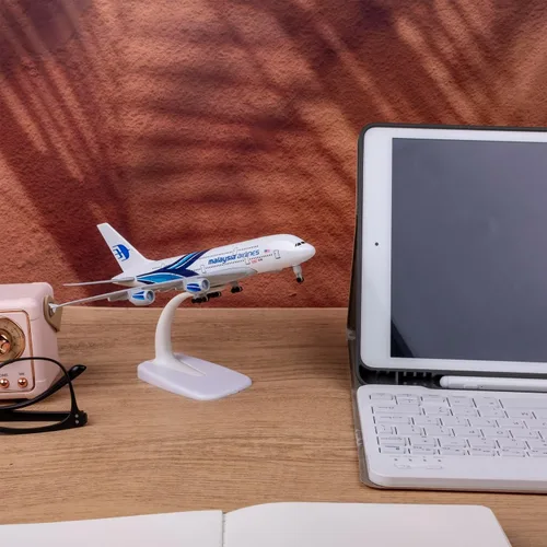 Miniatura 3 de Modelo Avión Escala 1:300 Malasia Airbus 380 Modelo Avión Metal Aleación Diecast Plane para Regalo y Decoración