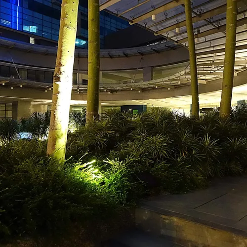 Miniatura 6 de 4 Focos Mini 50X LED Alimentados por Energía Solar (LED Blanco Cálido), Acabado Negro, Foco Descendente para Jardín Exterior, Patio y Paisajismo