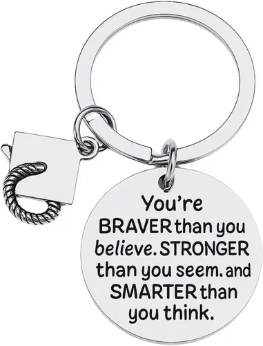 Sportybella Llavero de graduación con frase "You're Braver Than You Believe" con dije de gorra de graduación, regalo inspirador para ella, él, hija,