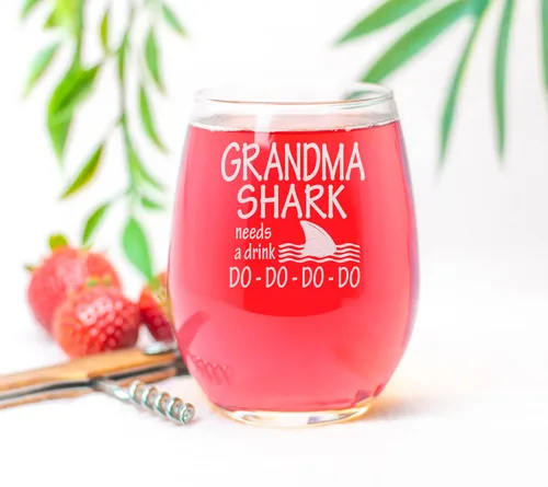 Miniatura 7 de Grandma Shark Needs a Drink, copa de vino sin tallo de 15 onzas, regalos para la nueva abuela, día de la madre, anuncio de embarazo, nueva abuela