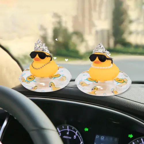 Miniatura 7 de wonuu Adornos de pato de goma para automóvil, decoración de tablero de automóvil con bonita diadema, anillo de natación, collar, gafas de sol