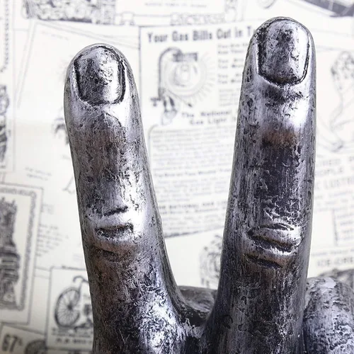 Miniatura 2 de Lependor Estatuas de escritorio de gestos de mano de poliresina plateada, decoración de escultura de dedo, dedos de plata de la victoria Dedos