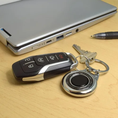 Miniatura 3 de iPick Image para Cadillac - Llavero con logo del escudo en fibra de carbono negra redonda, estuche metálico, llavero con licencia oficial Negro