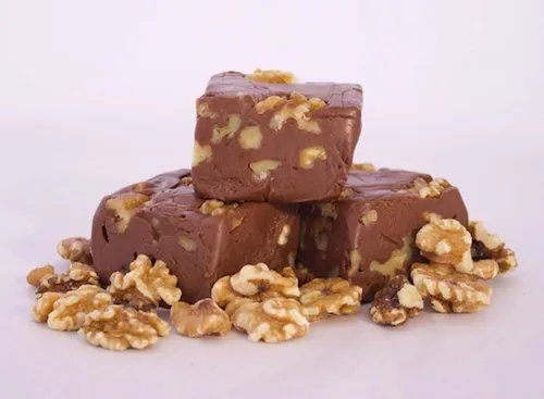 Miniatura 8 de Fudge de chocolate con caramelo y pecanas de Betsy's Fancy Fudge, 1 libra en 4 piezas envueltas, sin gluten, ideal para regalos, hecho a mano