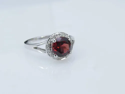 Miniatura 131 de Dazzlingrock Collection Anillo de compromiso redondo de 0.276 in con halo de diamante blanco y vástago dividido para ella en oro macizo de 14