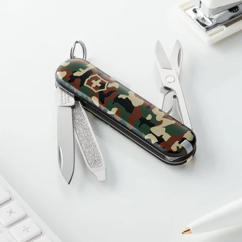 Miniatura 4 de Victorinox Classic SD Swiss Army - Navaja suiza de bolsillo, compacta, 7 funciones, navaja de bolsillo fabricada en Suiza con hoja pequeña