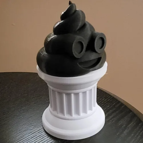 Znet3D Trofeo de emoji para caca, 6 pulgadas de alto sobre un pilar blanco, premio y regalo perfectos, hecho a mano con fabricación aditiva (negro)
