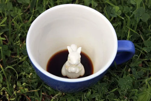 Miniatura 6 de Creature Cups - Taza de cerámica con diseño de ardilla (11 onzas, azul cobalto) - Muñeco 3D oculto de animal del bosque en la taza que emerge