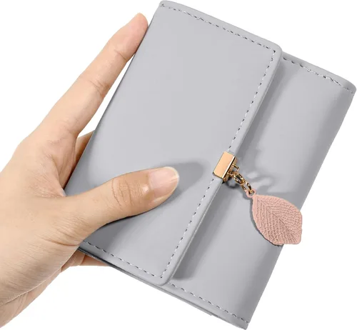Miniatura 25 de UTO - Cartera pequeña RFID de piel sintética con dije de hoja, cierre de cremallera y tarjetero.