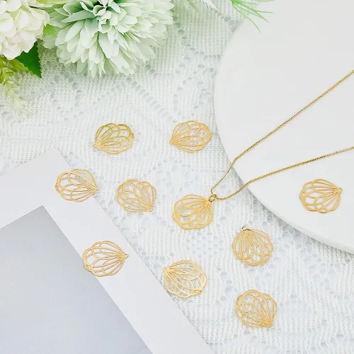 Miniatura 4 de 40 dijes de filigrana chapados en oro de 18 quilates, colgantes huecos de acero inoxidable, adornos de metal grabados para manualidades, pulseras