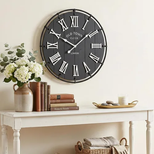 EMAX HOME Reloj de pared grande de granja de 20 pulgadas, cara de grano de madera envejecida negra rústica con números romanos blancos, movimiento