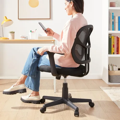 Miniatura 2 de Amazon Basics Silla de escritorio de oficina de malla transpirable con apoyabrazos, soporte lumbar, giro de 360 grados, altura ajustable, color negro