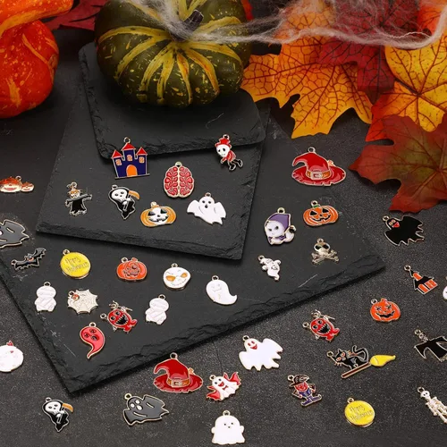 Miniatura 3 de SANNIX 110 piezas 55 pares de dijes de Halloween esmaltados dorados para Halloween, aretes, pulseras, collares, manualidades