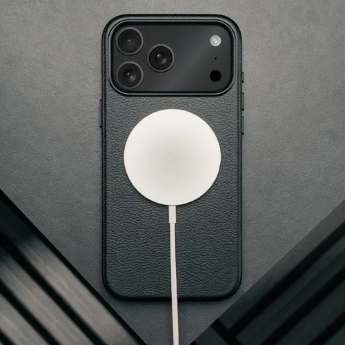 Miniatura 3 de Funda de cuero premium TORRO Compatible con iPhone 17 Pro 6.3” 2025 – Cuero genuino MagSafe Compatible, Funda de parachoques ultra delgada (Negro)