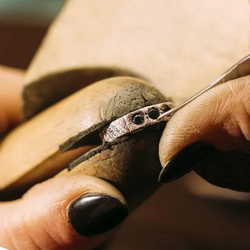 Miniatura 7 de EXCEART Herramientas de cuero Herramientas de fabricación de joyas 2 unids Abrazadera de anillo de madera Soporte de joyeros Benchwork Ajuste a mano