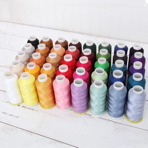 Threadart Juego de hilos de máquina de bordar de poliéster de 40 colores, juego A de 16,404.2 ft, colores vibrantes, carretes de 16,404.2 ft de 40