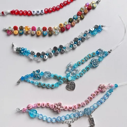 Miniatura 6 de 1000 cuentas redondas de acrílico del alfabeto para la fabricación de joyas y manualidades (cuentas blancas de letras coloridas)