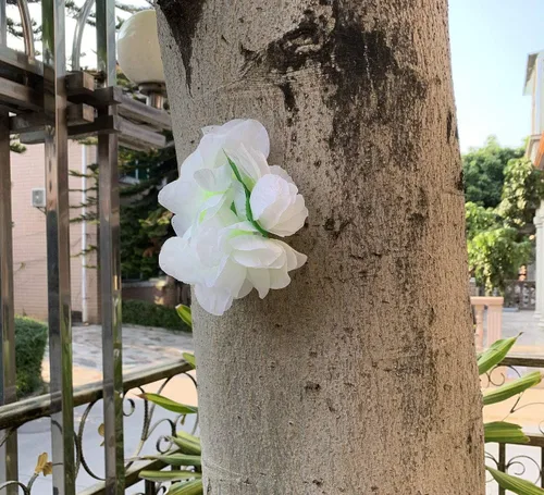 Miniatura 5 de Yansanido 4 piezas de leis hawaianos blancos con hojas verdes para fiesta de graduación, fiesta de baile, accesorio de fotos al aire libre (blanco)