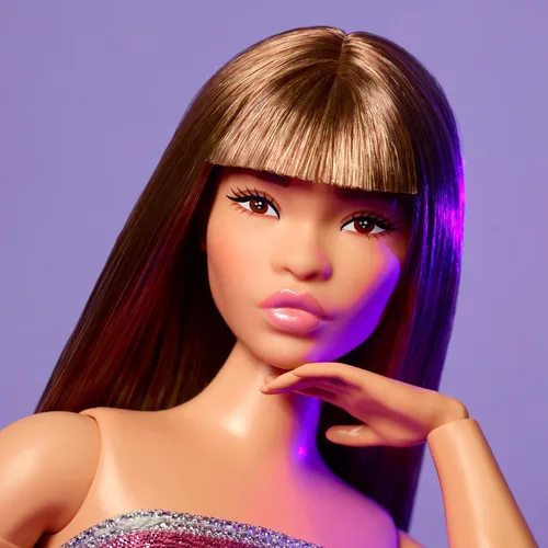 Miniatura 3 de Muñeca Barbie Looks, Colección No. 24 con Cabello Castaño y Moda Moderna Y2K, Vestido Rosa Sin Tirantes con Brillo y Tacones de Puntera Abierta