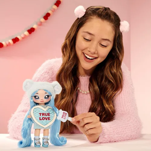 Miniatura 2 de MGA Entertainment Na Na Na Surprise Lily Sarang - Muñeca de moda inspirada en el oso de peluche azul de 7.5 pulgadas con pelo azul claro, vestido